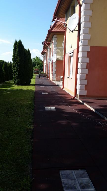 Boglarka Apartman Hajdúszoboszló Buitenkant foto